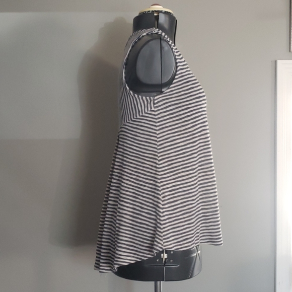 Sleeveless zip back tank by W5. Size small - Picture 2 of 4